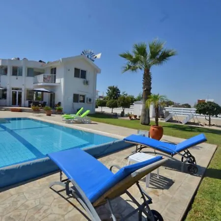 Villa Loubna 4 Bed Central