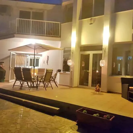 Villa Loubna 4 Bed Central